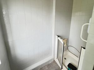 Shower room- click for photo gallery